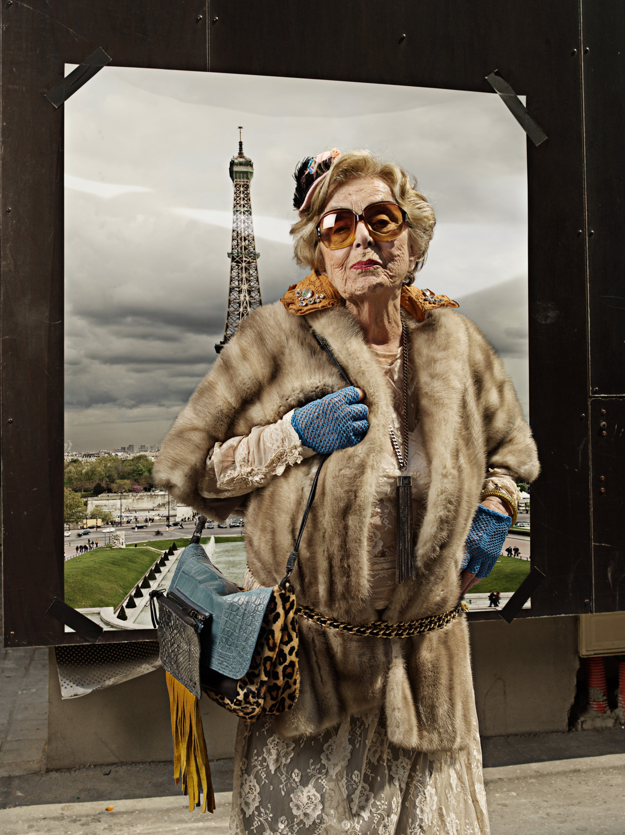 Мохнатка бабушки. Sacha Goldberger фотограф. Бабушка в шубе. Стильные бабушки в шубах. Пожилая женщина в шубе.